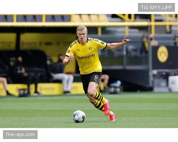 沙尔克中路渗透战术奏效，强势表现重燃联赛关注