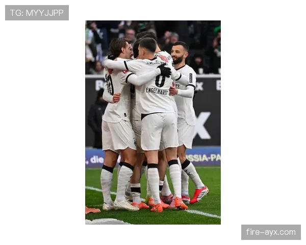 德甲新赛季揭幕战引爆豪门对决,球迷热议持续升温 德甲新赛季揭幕战引爆豪门对决,球迷热议持续升温