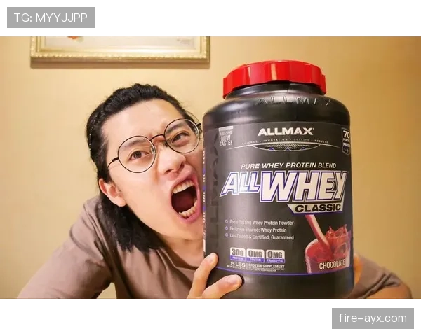 杨千霖家的冰箱里塞满了蛋白粉，连饮料都是按克算的