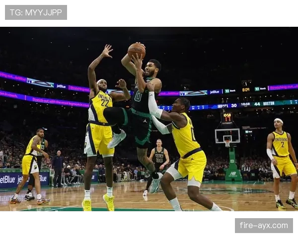 霍勒迪无球跑动制造空位，防守压迫改变对手进攻节奏